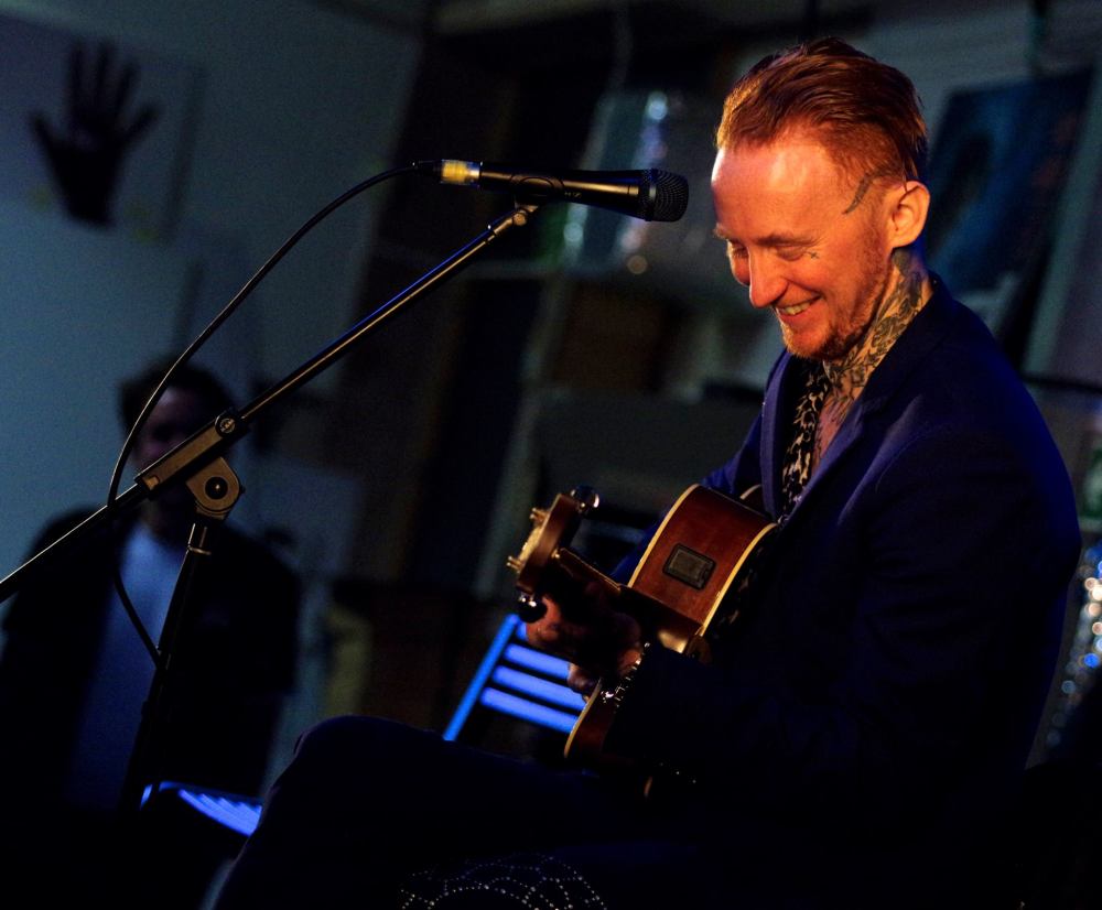 Frank Carter... And a Guitar!